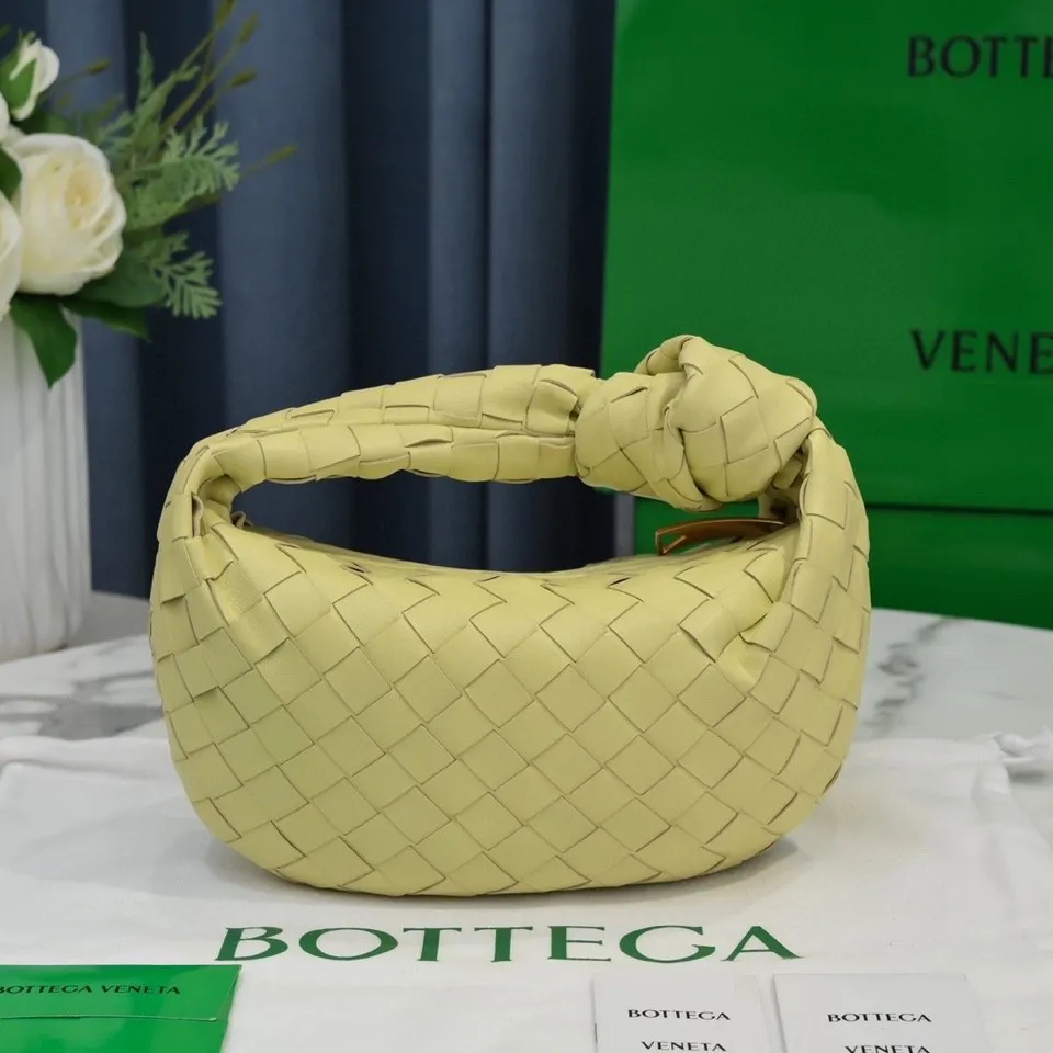 Batch 1120 BV Bottega Veneta's new early spring women's MINI JODIE handbag BV bag 🔥The new method is based on the original rounded corners, knotted with classic woven leather round hobo bag, The most iconic triangular pull-out design, using sheepskin draped soft shape, is super suitable for concave shapes~ Jodie feels really gentle to people, and is definitely the best item for daily matching. It has the same weave, new elements and twists, is compact and versatile, and is the new favorite of street style Internet celebrities! Dimensions: 23x28x8 Model: 6699-1